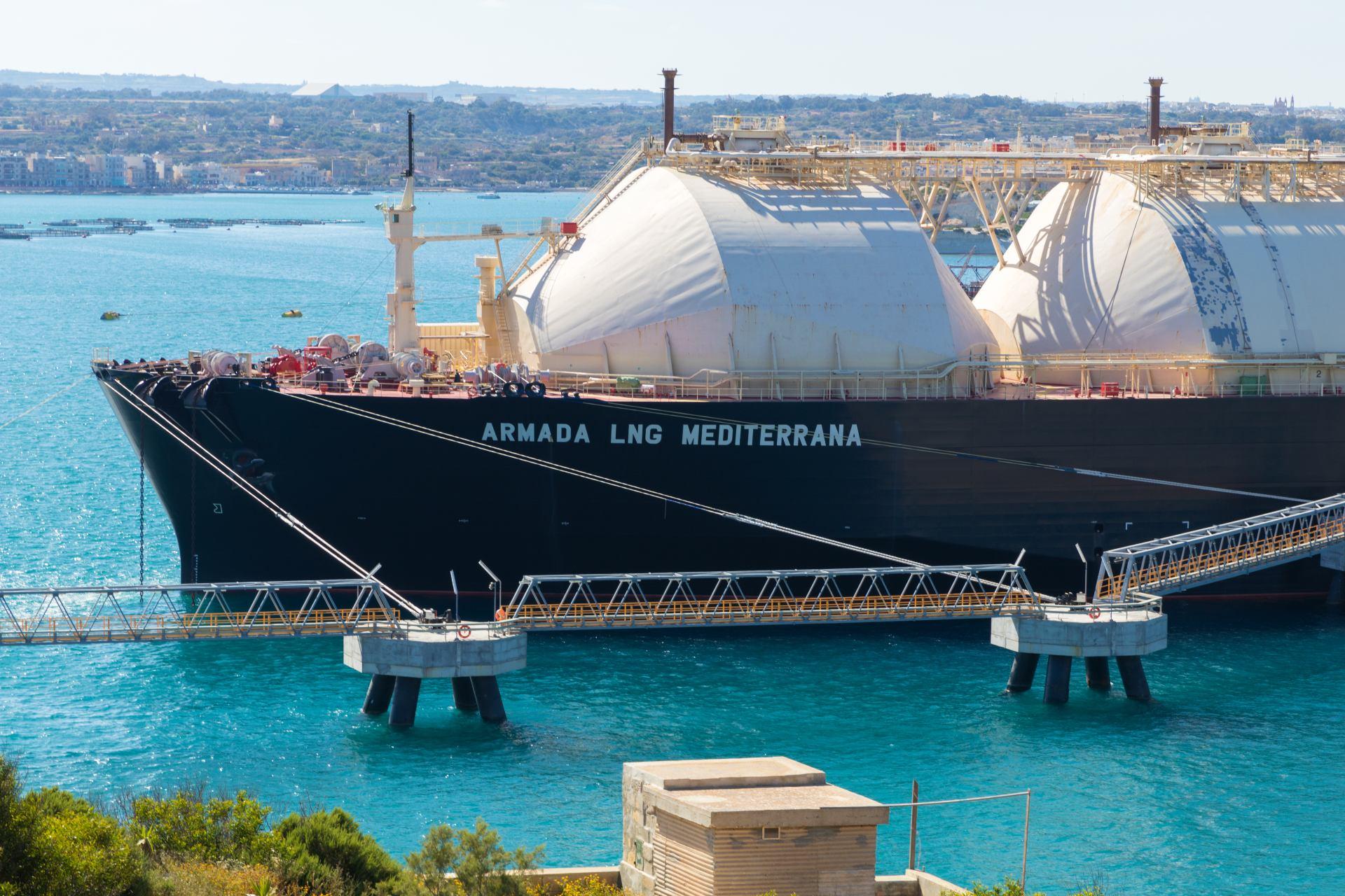 shutterstock_633462497-floating-lng.jpg