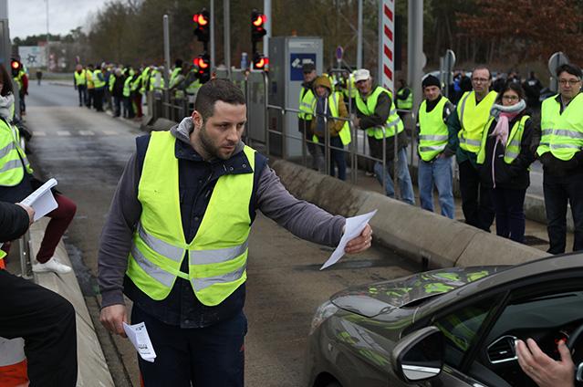 Yellow-Vest-jordan-pouille.jpg