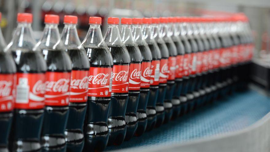 Botellas de Coca-Cola en una fábrica.