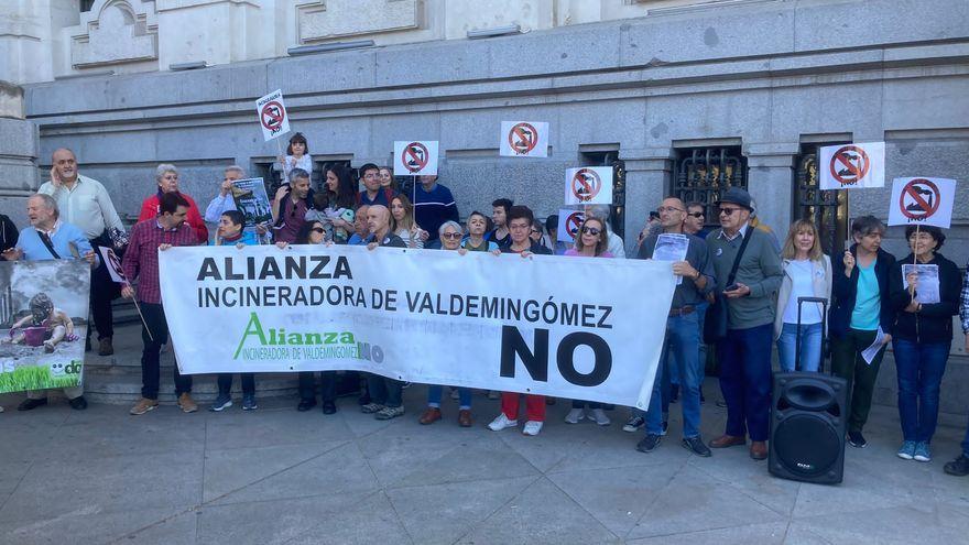 Concentración frente al Ayuntamiento de Madrid, el pasado 16 de abril, para pedir el cierre de la incineradora de Valdemingómez.