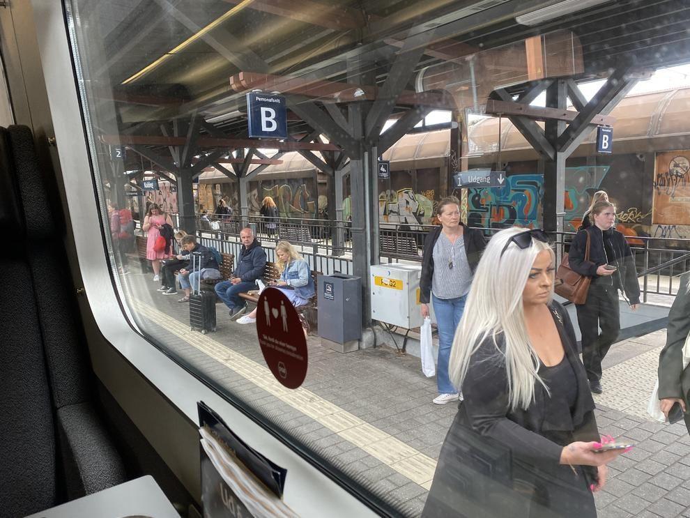 Pasajeros en una estación de tren en Dinamarca. | Ingeborg Eliassen