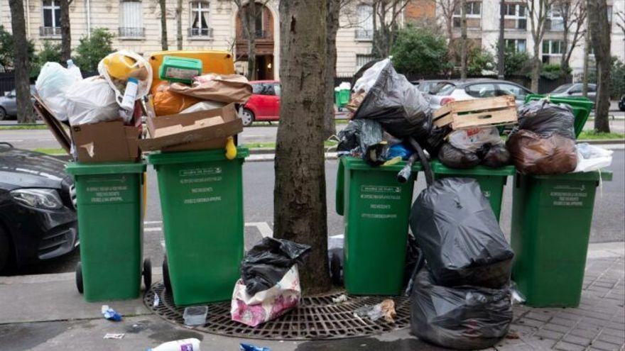 Residuos domésticos en las calles de París. Shutterstock