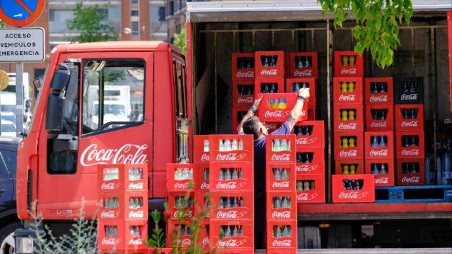 Un camión repartidor de Coca-Cola en una localidad española.