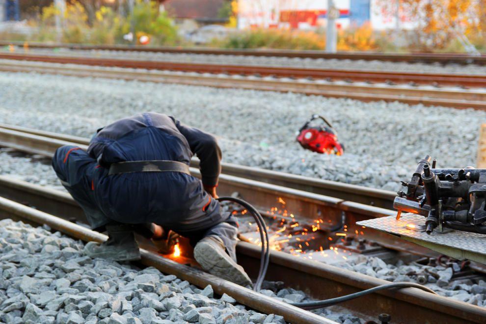 Un operario trabaja en las vías de una red ferroviaria en el este de Europa. | Attila Kálmán